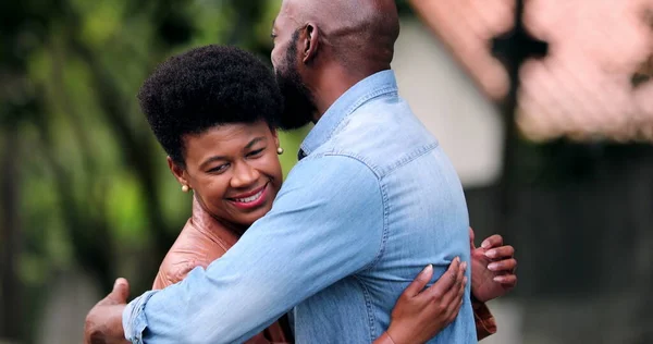 Afričané Objímají Dva Lidé Objímají — Stock fotografie