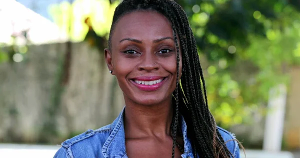 アフリカの黒人女性ポーズのためにカメラ外笑顔 — ストック写真