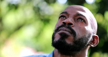 Afrikalı adam gökyüzüne gözlerini açıyor ve UMUT ile derin derin bakıyor.