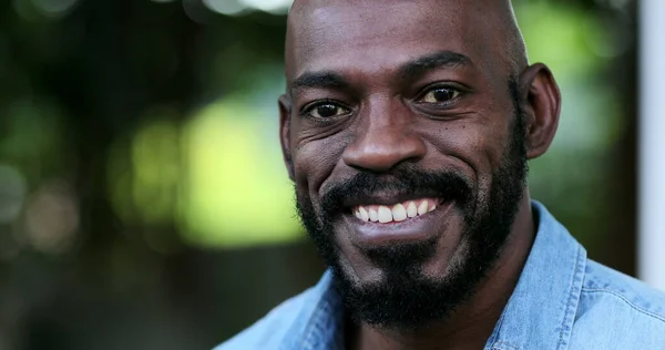 Hombre Africano Sonriendo Retrato Persona Negra Feliz Segura —  Fotos de Stock