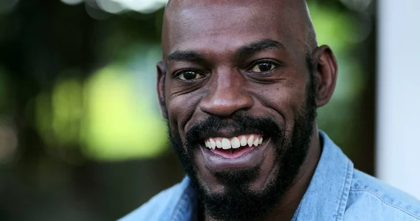 Hombre Africano Sonriendo Retrato Persona Negra Feliz Segura —  Fotos de Stock