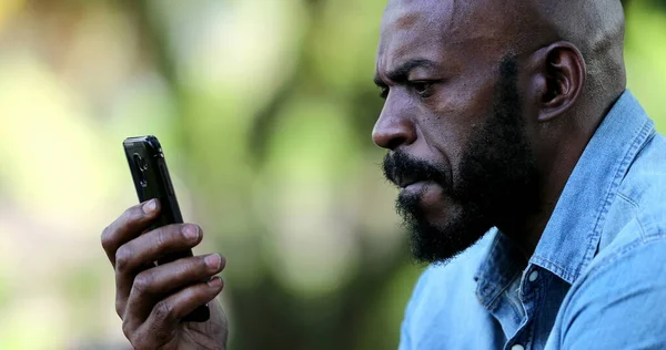 Afrikansk Man Får Dåliga Nyheter Mobilen Svart Person Reagerar Negativt — Stockfoto