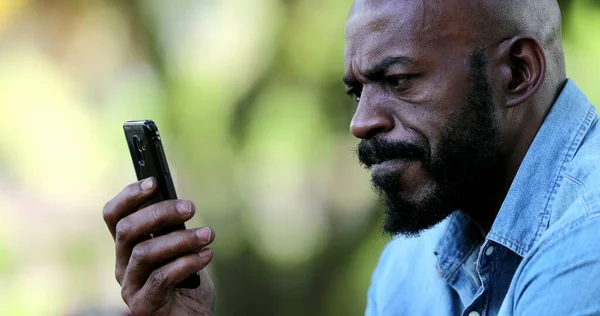 Afrikansk Man Får Dåliga Nyheter Mobilen Svart Person Reagerar Negativt — Stockfoto