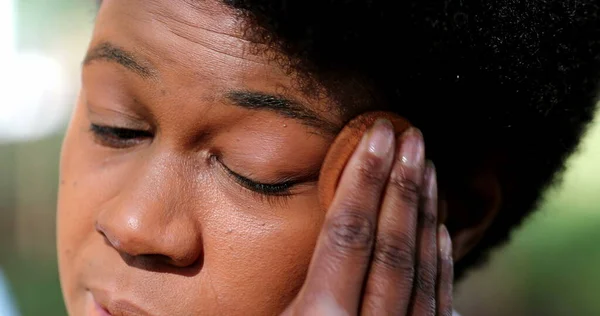 African Woman Applying Make Black Lady Putting Makeup — Stock Photo, Image