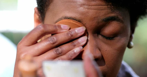 African Woman Applying Mascara Foundation Make — Stock Photo, Image