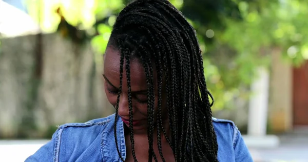 Африканська Жінка Виправляє Джинси Вулиці — стокове фото