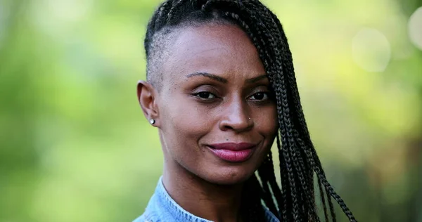アフリカ人の肖像画笑顔の外に立って 黒の女性 — ストック写真