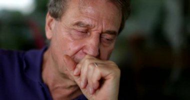 Düşünceli yaşlı bir adam tefekkür ediyor. Endişeli duygu