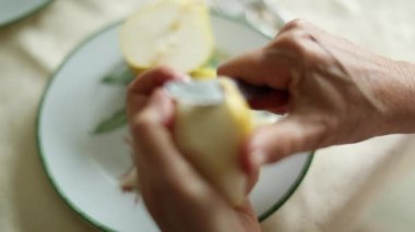 El doğrayan armut meyvesi, yakın plan yemek kesen biri.