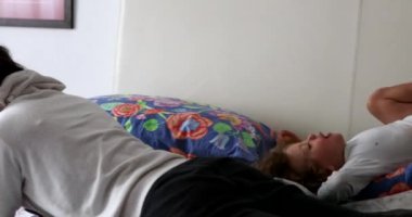 Mutlu çocuk yatakta zıplıyor, çocuk zıplıyor