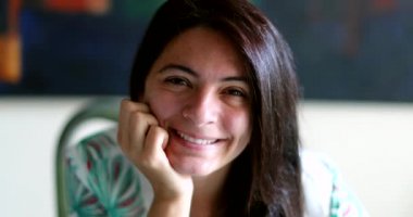 Fotoğrafçı kadın, kameraya bakıyor. Kameraya bakan kişi