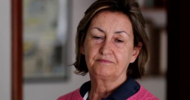 Son sınıf öğrencisinin portresi. 60 'ların ciddi doğal ifadesi.