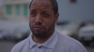 Hüsrana uğramış genç bir adam endişeli hissediyor. Sokakta ayakta duran bir elle alnını ovuyor. Endişeli bir siyah Afrikalı Amerikalı acı çekiyor