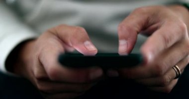 Ekranda akıllı telefon yazma iletisi var.