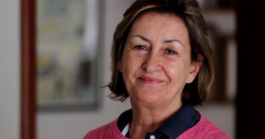 Gülümseyen yaşlı kadın portresi. Kıdemli güzel insan yüzü