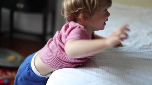 Unangenehmes Kleinkind Schlägt Mit Der Hand Auf Bett — Stockvideo