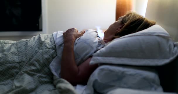 Femme Âgée Allumant Lampe Chevet Incapable Dormir Réveillant Milieu Nuit — Video