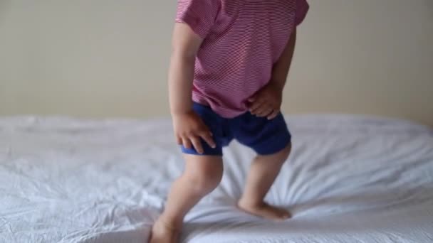 Glückliches Kleinkind Springt Ins Bett — Stockvideo