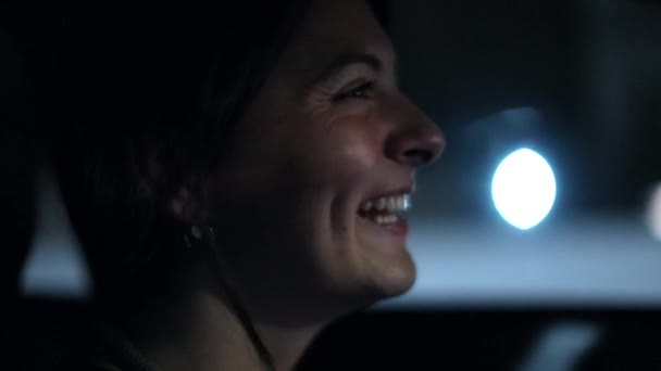 Mulher Dirigindo Noite Close Perfil Rosto Motorista Casual Luzes Cidade — Vídeo de Stock