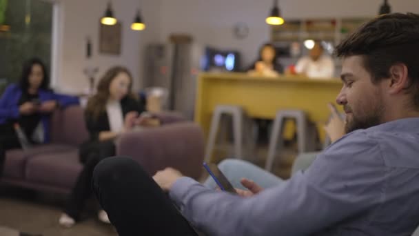 Hombre Joven Usando Dispositivo Teléfono Celular Sala Descanso Lugar Trabajo — Vídeos de Stock