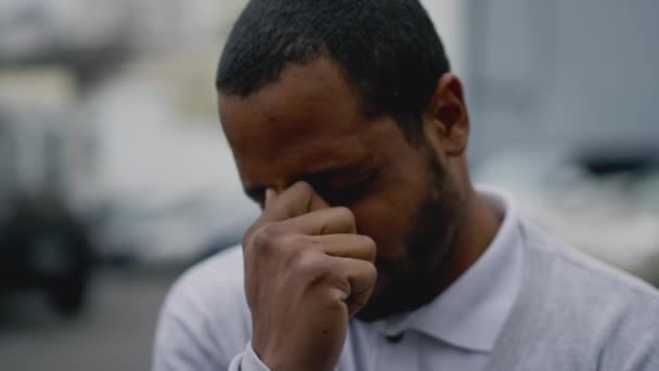 焦虑的年轻人感到绝望和消极的想法 患有精神疾病的非裔美国人站在街头用手捂住脸 — 图库视频影像