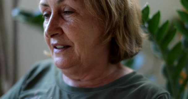 Yaşlı Bir Kadın Samimi Sıradan Bir Profille Karşı Karşıya — Stok video