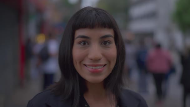 都会の通りの歩道に立って カメラの笑顔を見て先住民族の特性を持つ幸せな女性 南米ラテン系女性 — ストック動画