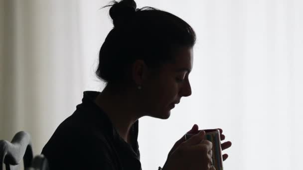 Frau Trinkt Tee Oder Kaffee Silhouette Einer Person Die Mit — Stockvideo