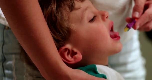 ベッドの前に子供の舌ルーチンをブラッシング — ストック動画