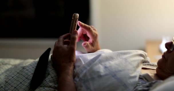 Personne Allongée Lit Regardant Son Smartphone Femme Âgée Lit Nuit — Video