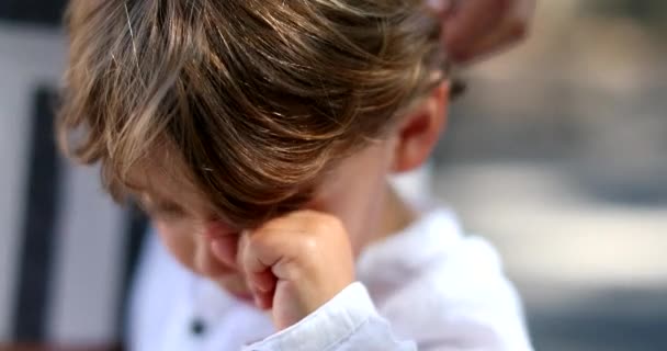 Criança Bebê Esfregando Olho Com Mão — Vídeo de Stock