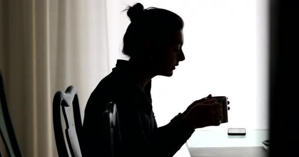 Silhouette Frau Trinkt Tee Oder Kaffee — Stockvideo