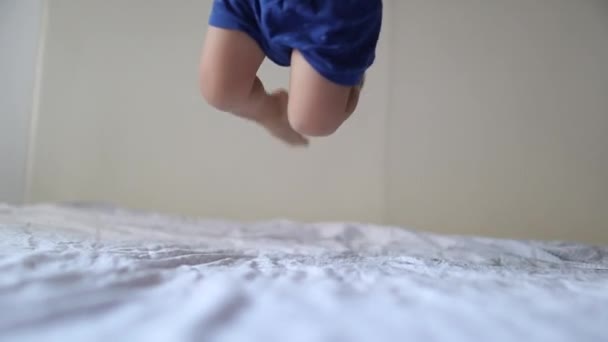 Ευτυχισμένο Μωρό Που Πηδάει Στο Κρεβάτι — Αρχείο Βίντεο