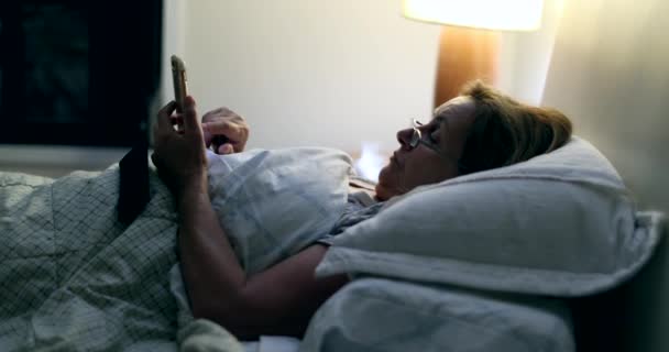 Femme Lit Nuit Tenant Smartphone Appareil Regardant Écran Avant Dormir — Video