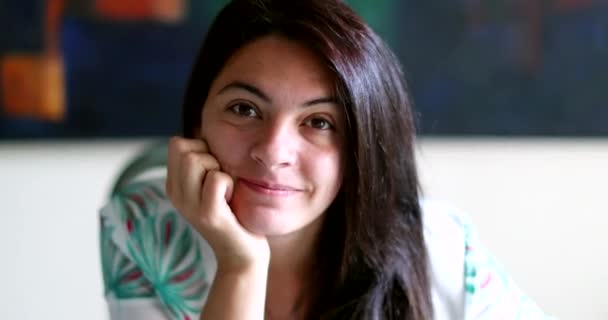 Kvinnoporträtt Ler Mot Kameran Närbild Ansikte Person Tittar Kameran — Stockvideo