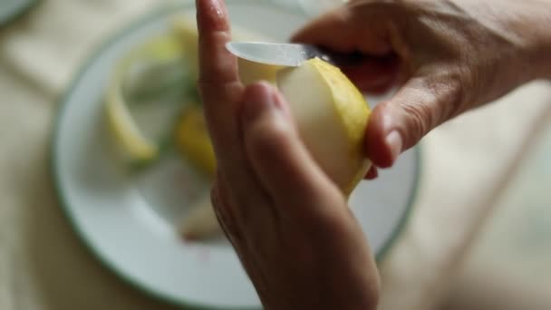 Close Mano Affettare Buccia Pera Frutta Con Coltello — Video Stock
