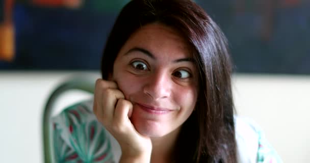 Портрет Смішної Молодої Жінки Схрещеними Очима — стокове відео