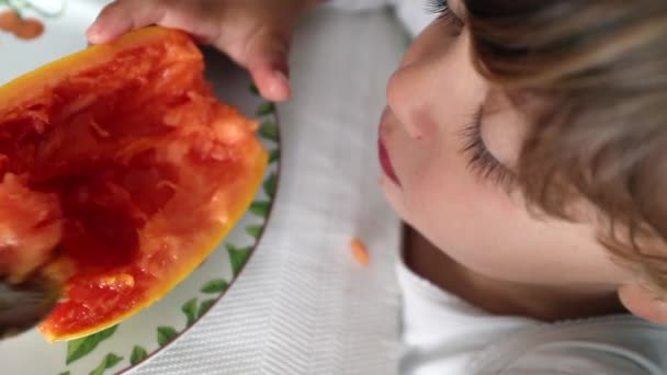 Ragazzino Mangiare Papaya Frutta Con Cucchiaio — Video Stock
