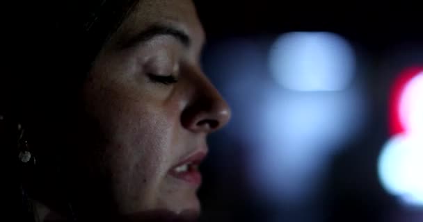 Kvinna Kör Natten Närbild Ansikte Förare Vägen — Stockvideo
