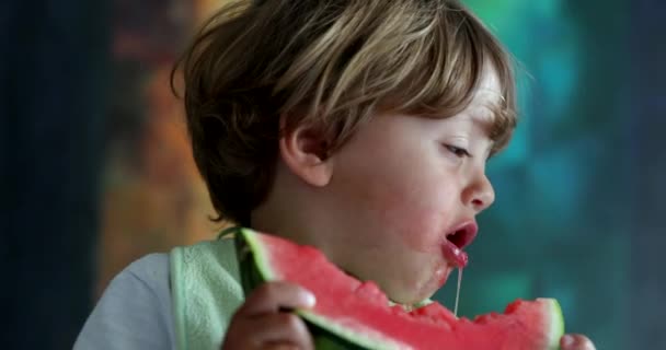 Dziecko Plucie Jedzenie Dławienie Twarz Autentyczne — Wideo stockowe