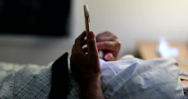 Donna Anziana Utilizzando Smartphone Letto Notte Persona Che Guarda Schermo — Video Stock