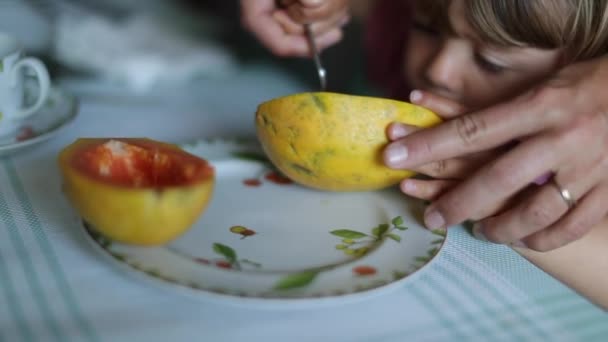Μητέρα Βοηθώντας Παιδί Φάει Υγιεινά Φρούτα Παπάγια — Αρχείο Βίντεο