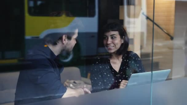 Dos Jóvenes Hablando Trabajo Frente Computadora Portátil Lugar Trabajo Visto — Vídeos de Stock