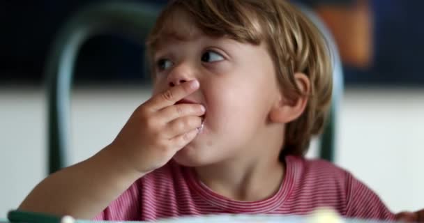Παιδί Που Αρπάζει Φαγητό Από Τραπέζι Παιδί Τρώει — Αρχείο Βίντεο