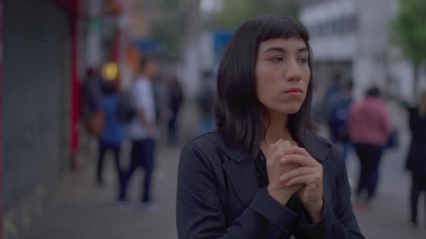 Stressad Ung Latinamerikansk Kvinna Står Urban Gata Fidgeting Med Händerna — Stockvideo