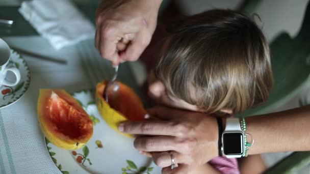 Μητέρα Βοηθώντας Παιδί Φάει Υγιεινά Φρούτα Παπάγια — Αρχείο Βίντεο