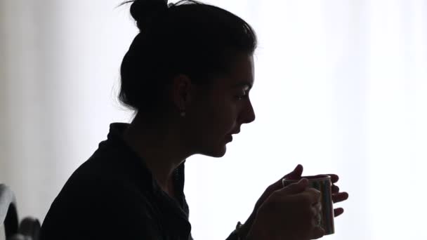Osoba Pijąca Herbatę Lub Kawę Pomieszczeniach — Wideo stockowe