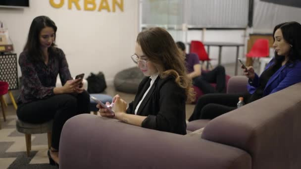 Grup Oameni Izolați Bule Tehnologice Care Uită Ecranul Telefoanelor Millennials — Videoclip de stoc
