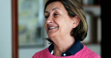 60 'lı yaşlarda çekici bir kadın. Gülümseyen ve gülen bir portre.