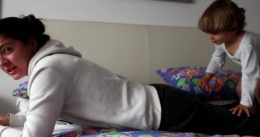 Yeni yürümeye başlayan çocuk annesine geri dönüyor. Oyuncu çocuk.